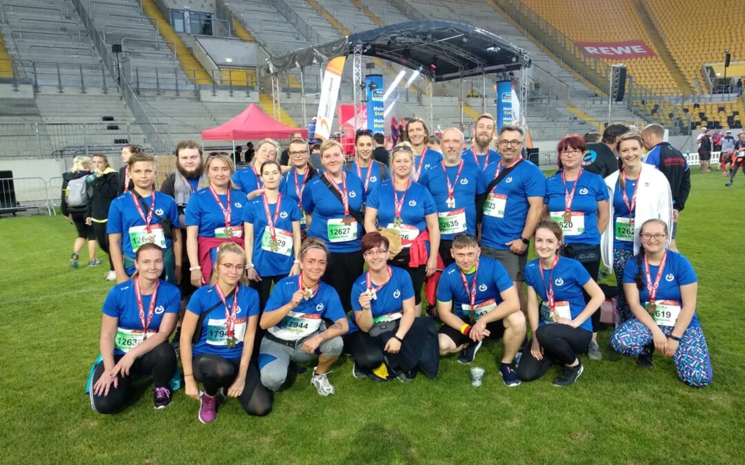 Ein sportliches Team – Mitarbeiterinnen und Mitarbeiter der Lebenshilfe Meißen e. V. laufen bei der REWE Team Challenge mit.